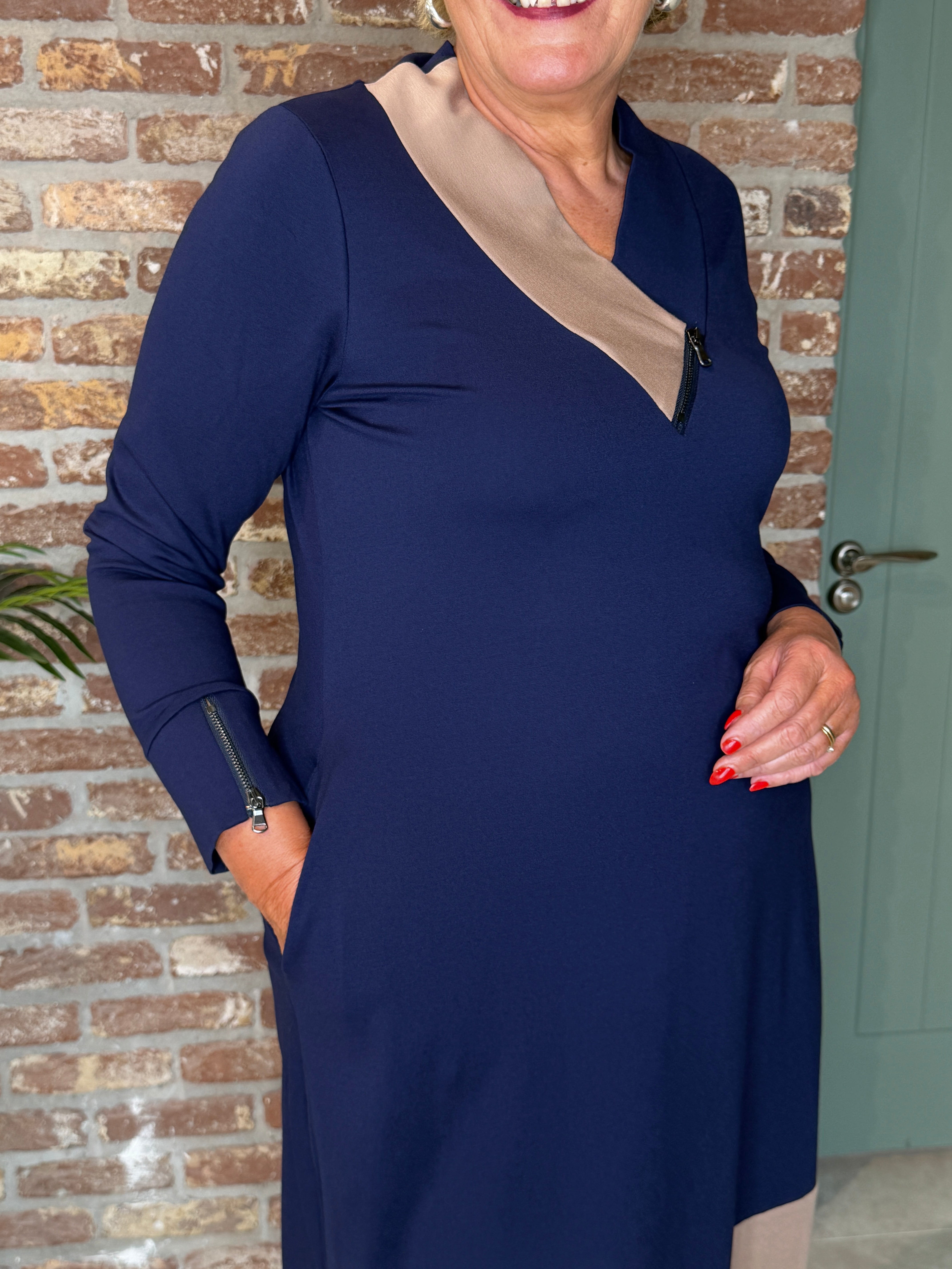 Peruzzi v-neck zip dress in navy & stone