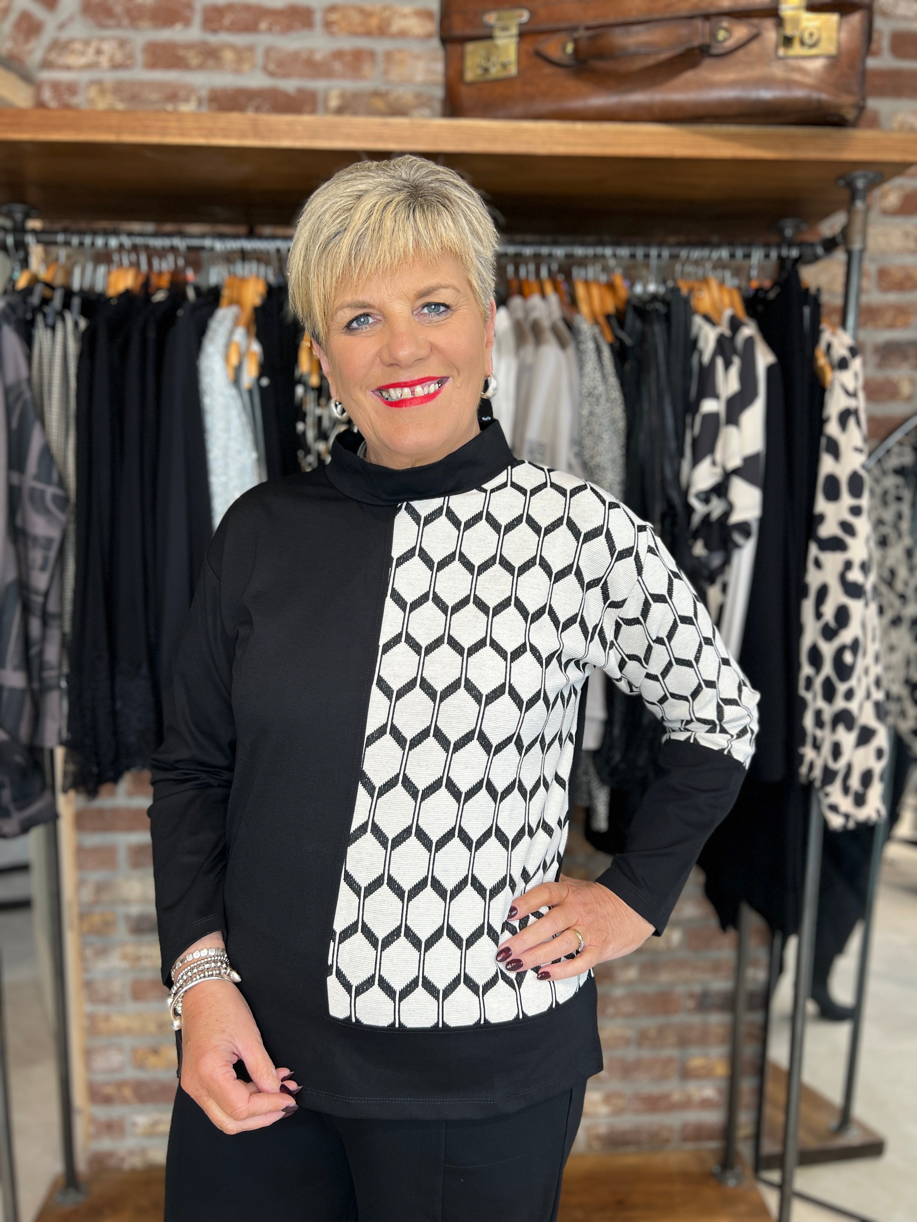 Peruzzi Hexagonal Jacquard Knit Top In Black & Beige