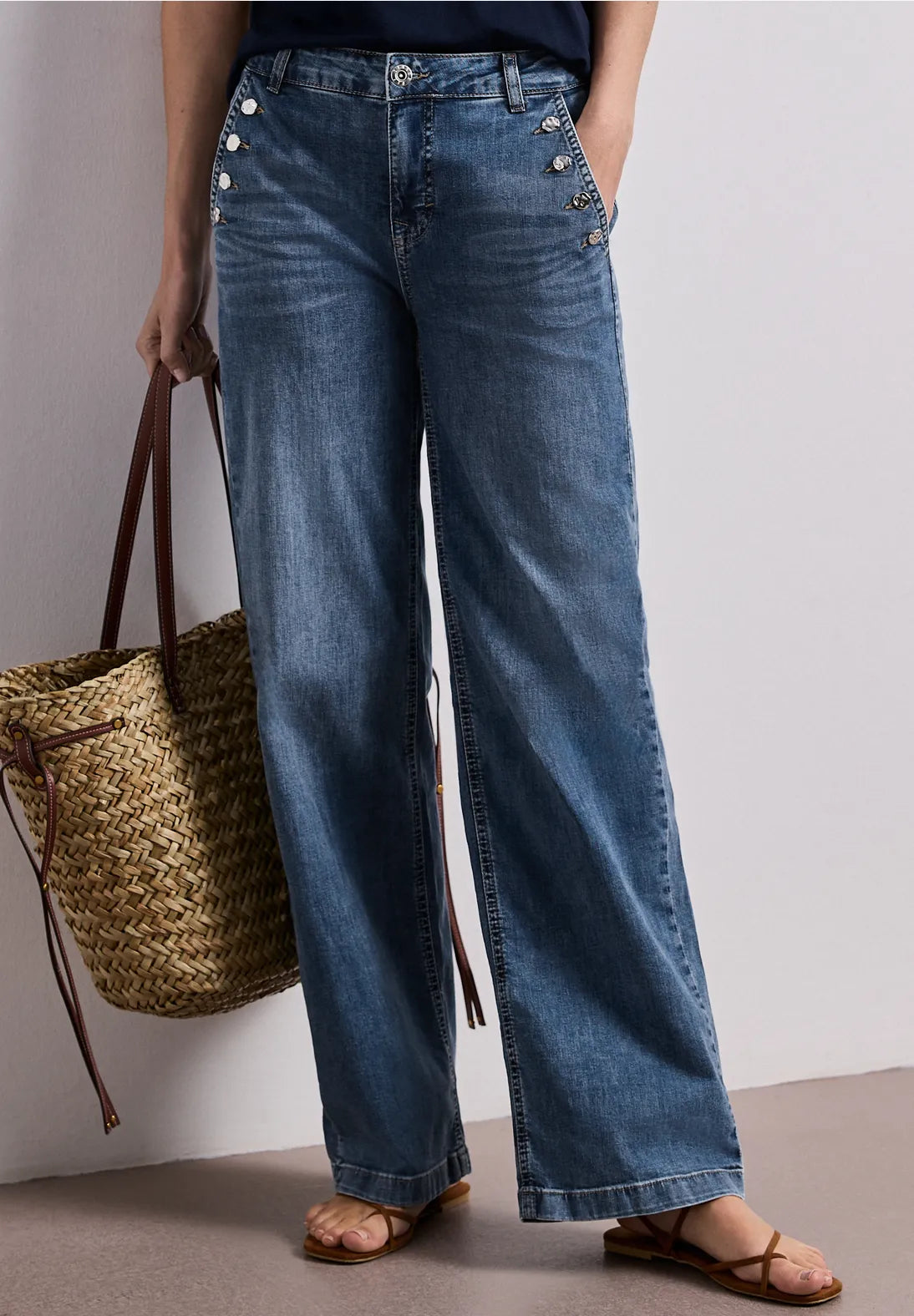 Wide leg jeans in medium blue wash
