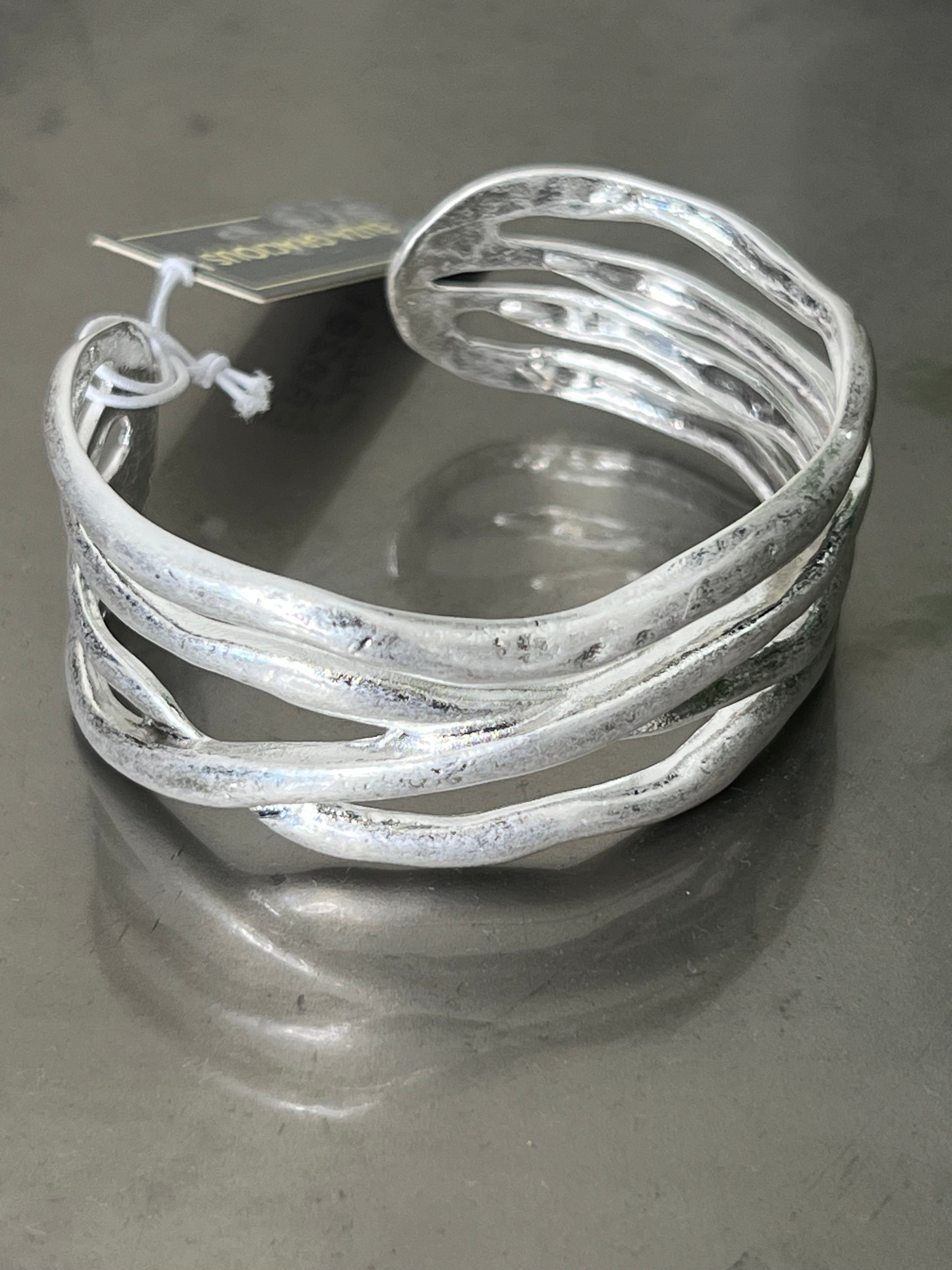 Eliza Gracious Wave Bangle In Silver