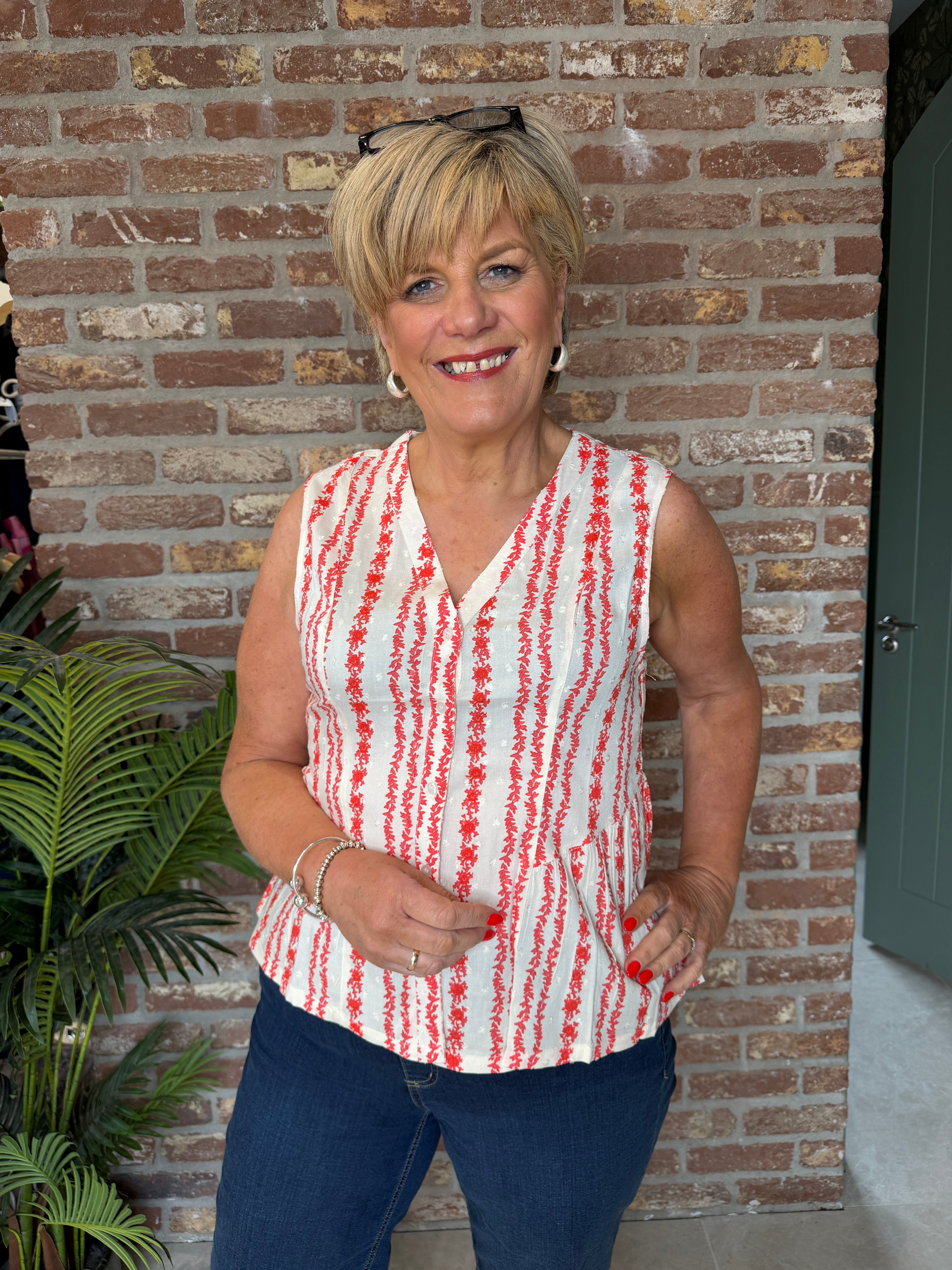 Culture Sleeveless Blouse In White & Coral