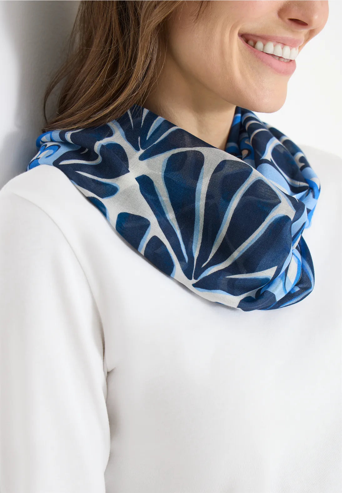 Cecil print Loop Snood In universal blue