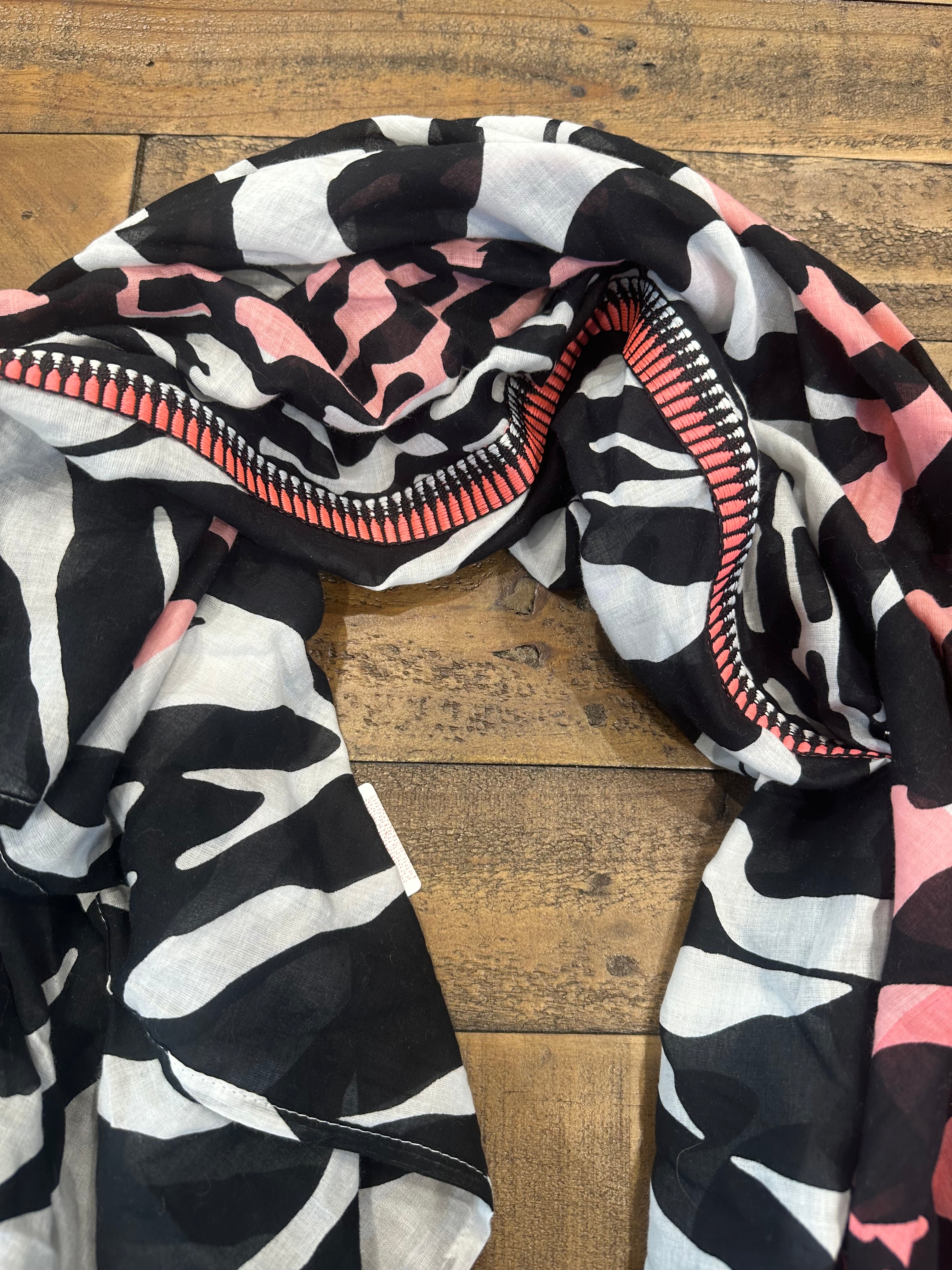 Street One Printed Square Scarf With Tape In Black