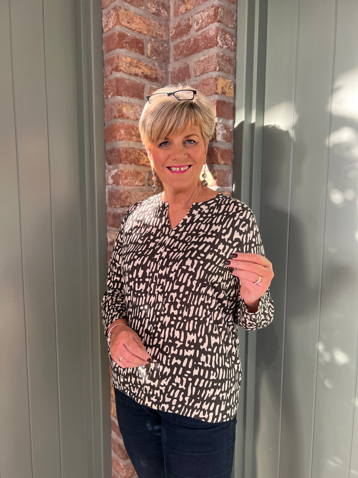 Cecil Minimal Patterned Top In Raw Khaki