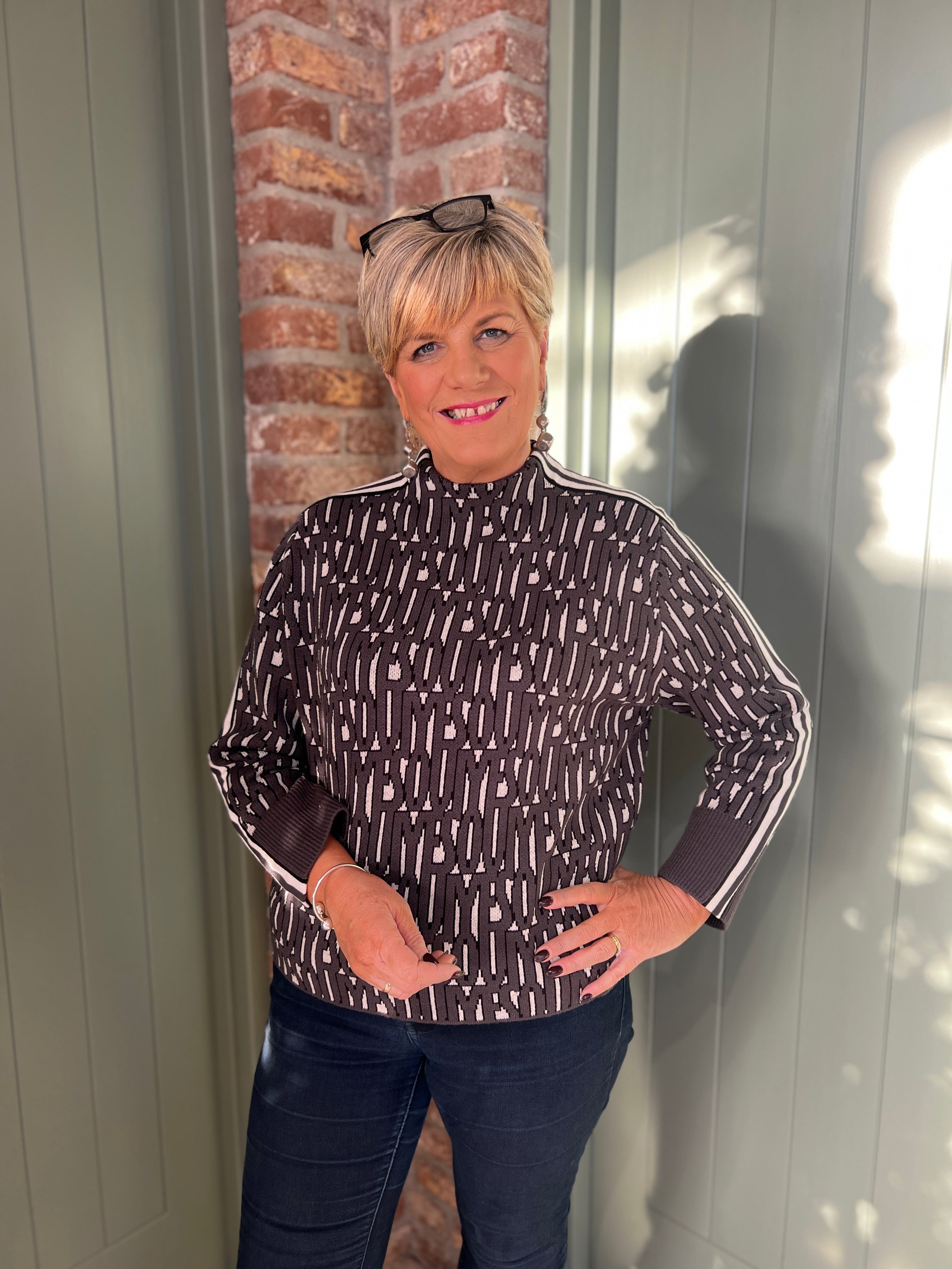 Oui Letter Print Pullover In Off white & black