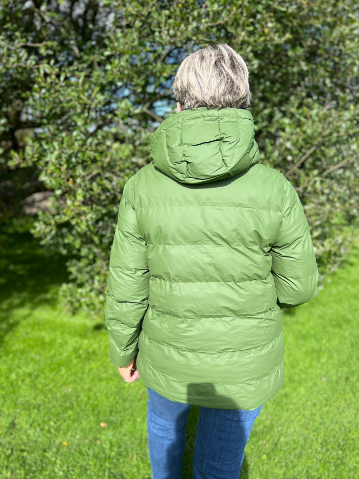 Tanta Nieve Puffa raincoat in Bronze Green