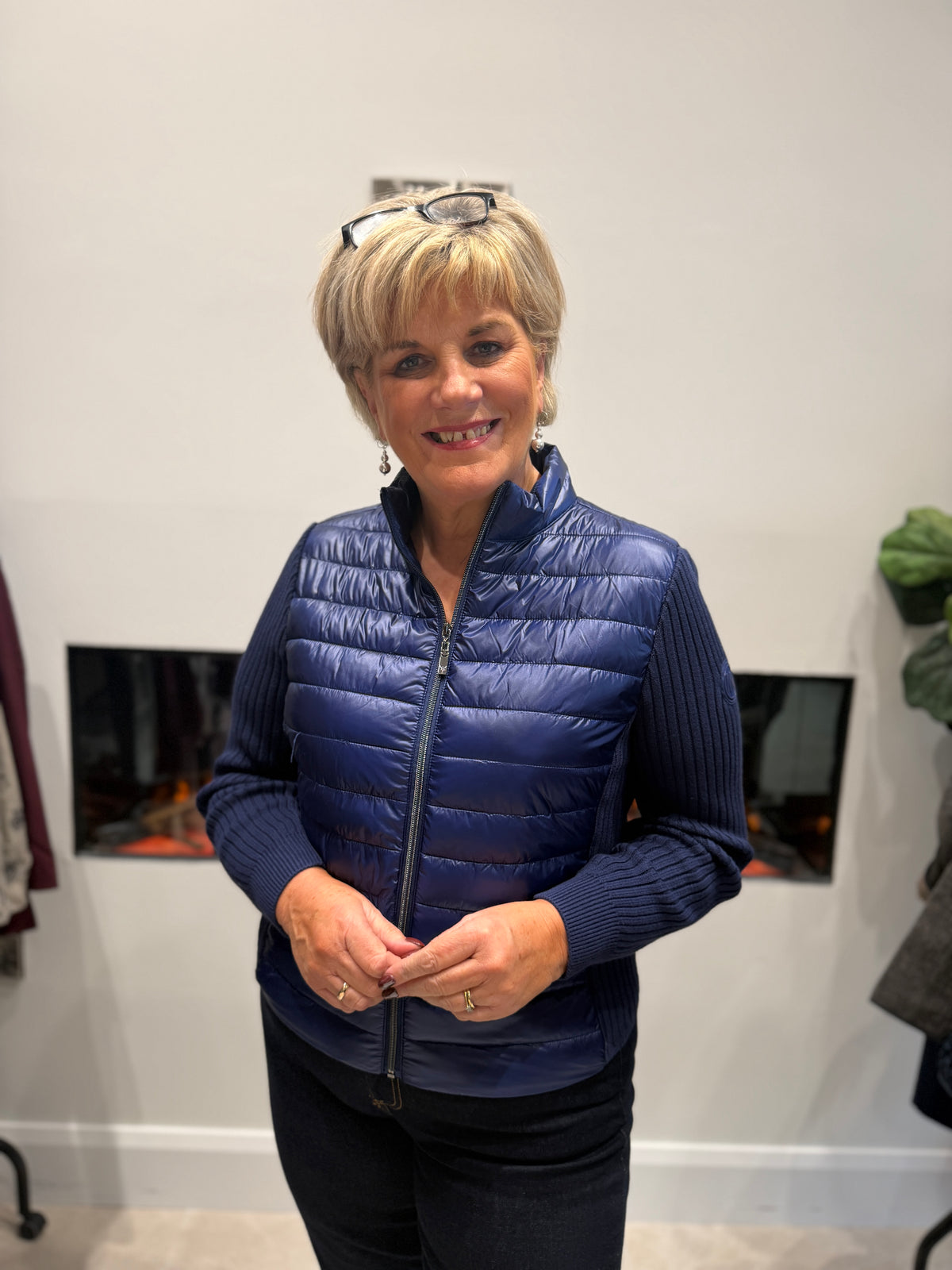 Quilted coat with knitted sleeve in classic navy