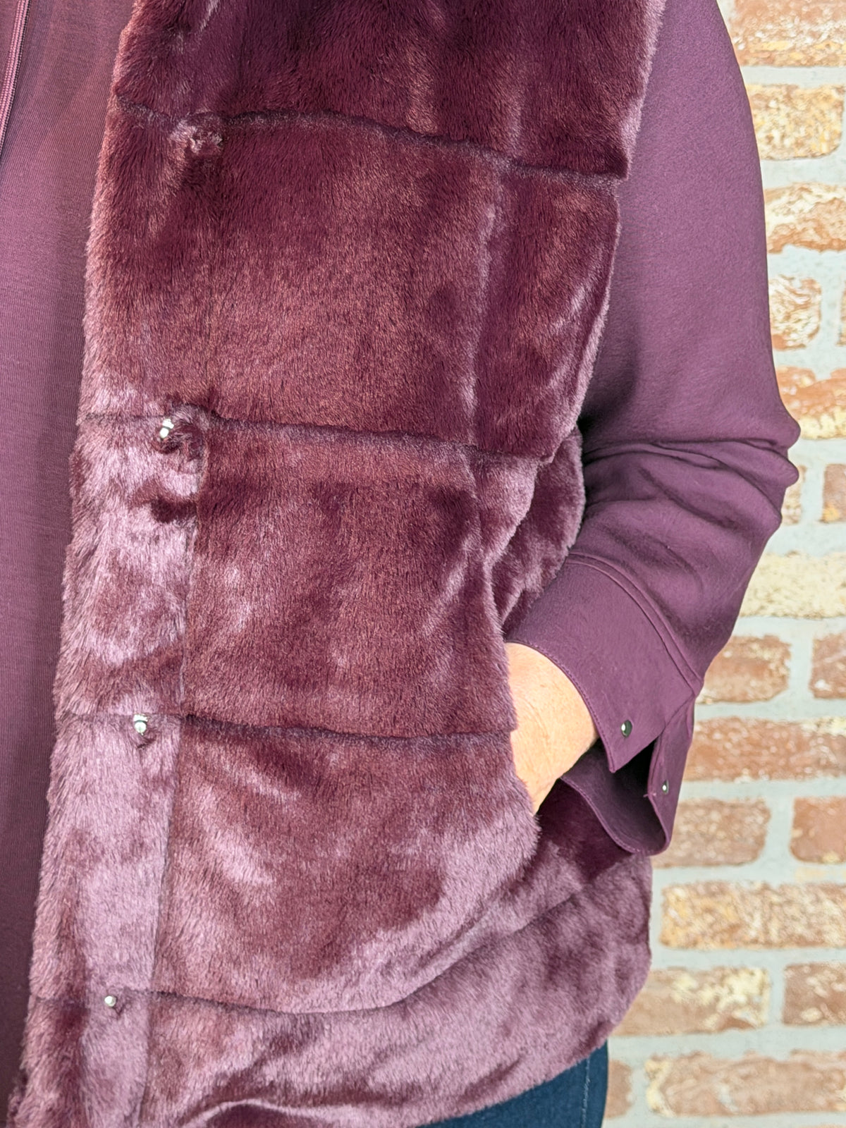 Faux fur waistcoat in dark Bordeaux