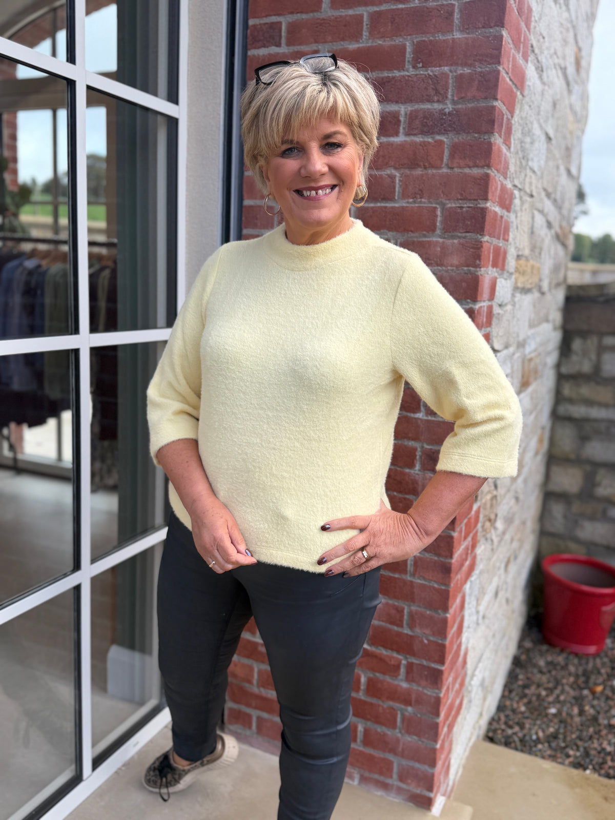 Fluffy pullover in sunbeam yellow