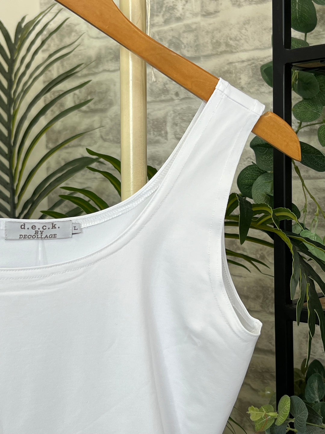 Deck By Decollage Pia Vest Top In White – Crabtree Cottage