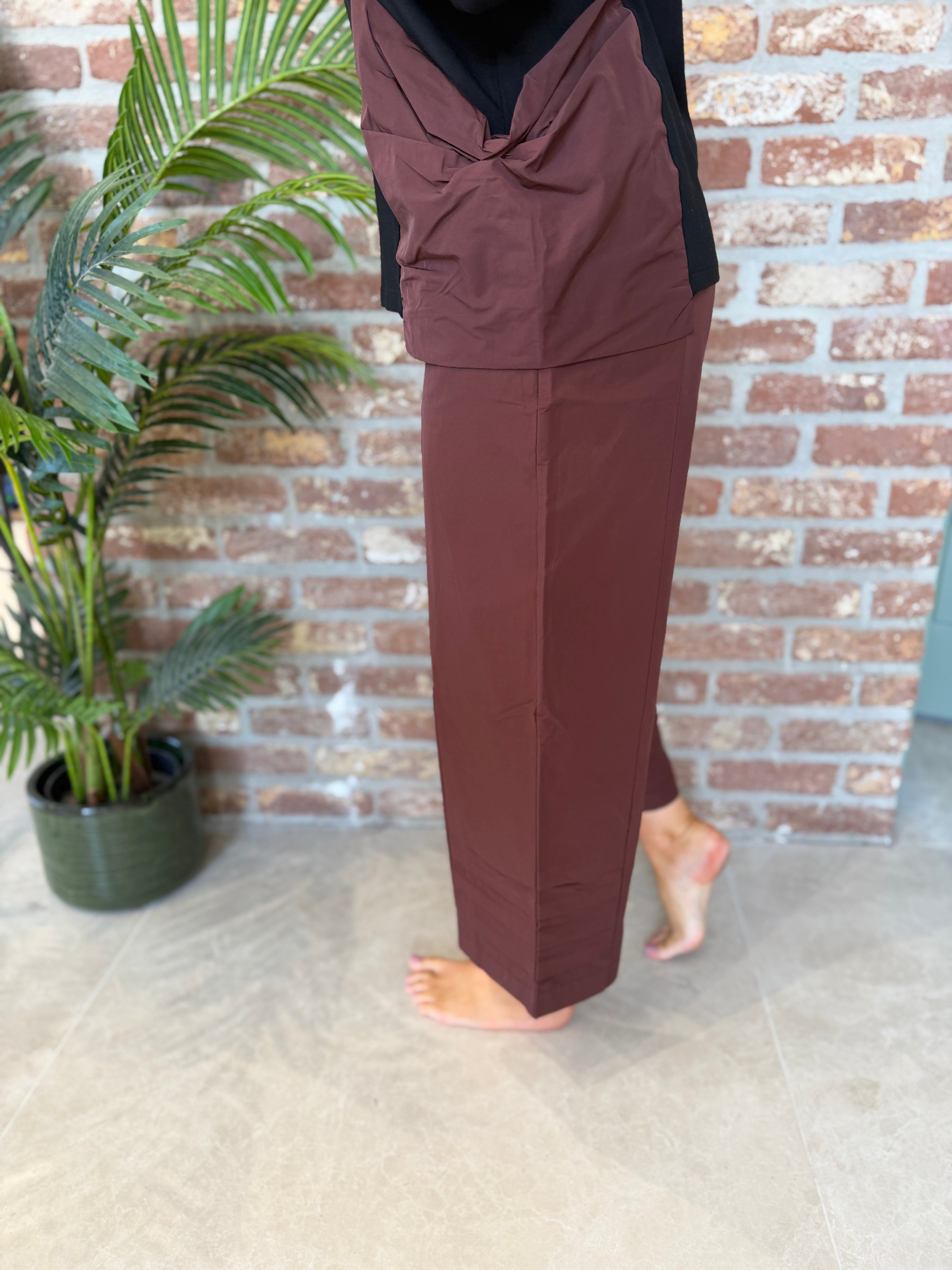 Pleated bottom trousers in brown