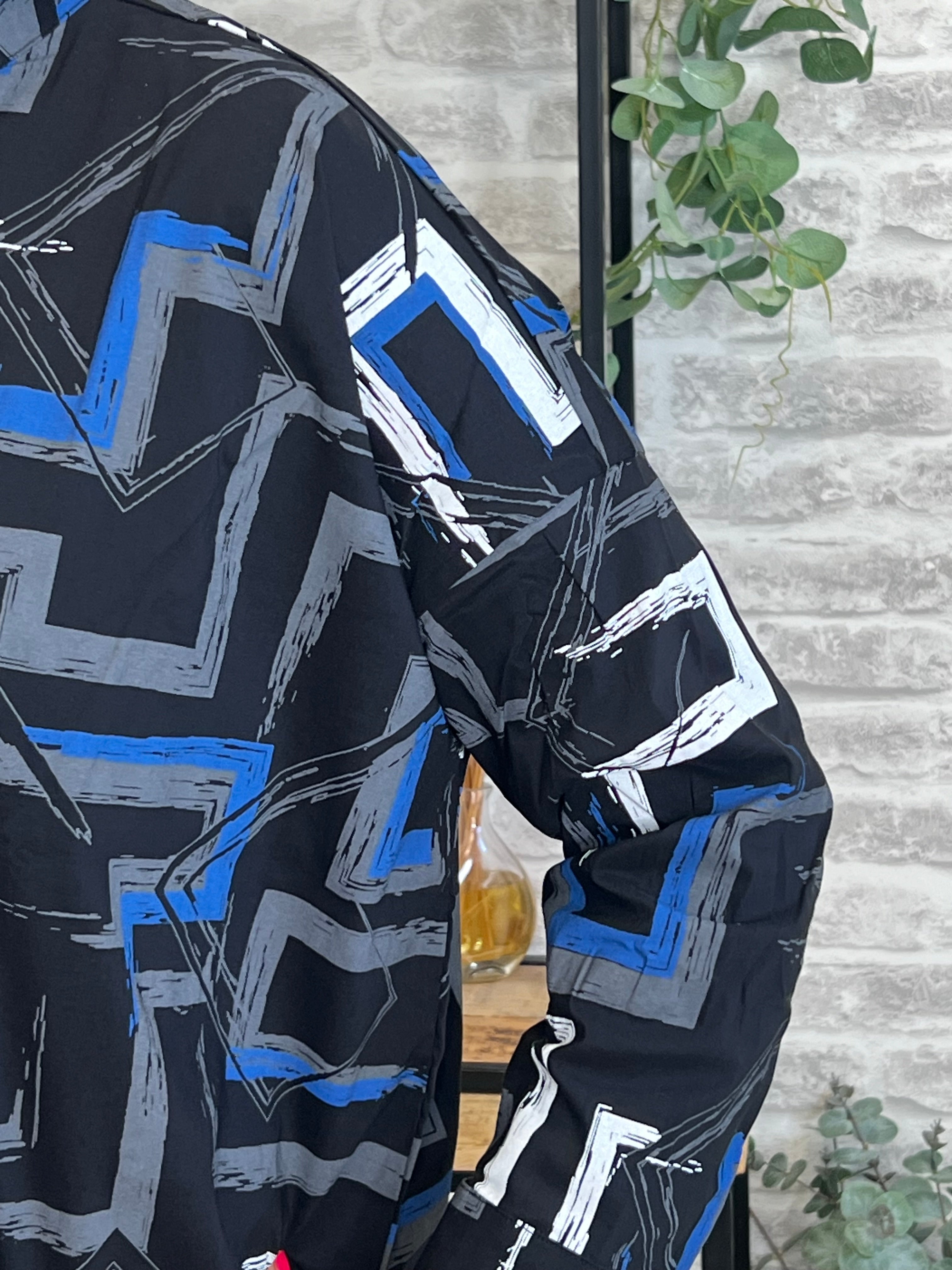 Ever Sassy Graphic Patterned Top In Black & Blue