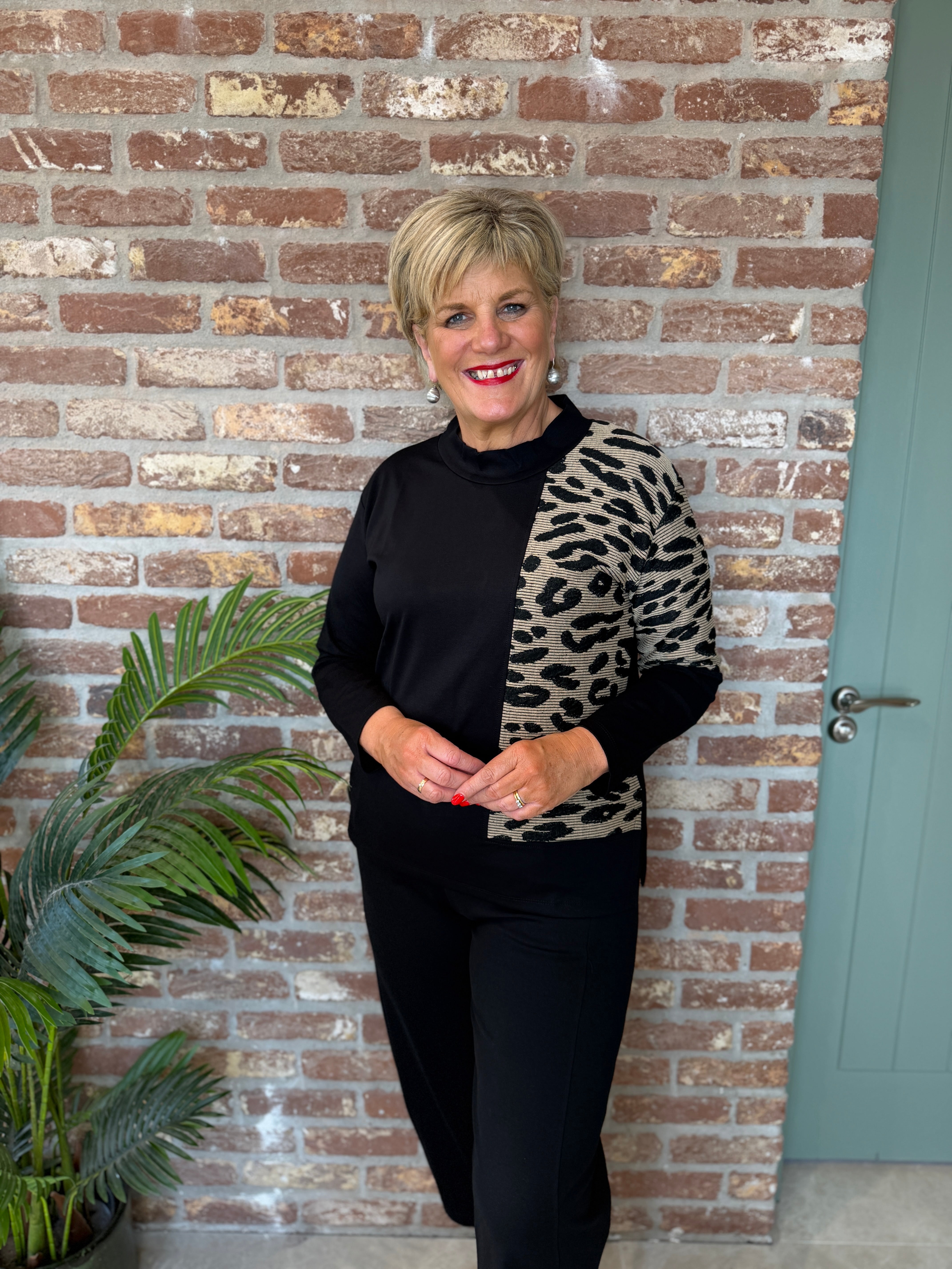 Jacquard top in black & stone