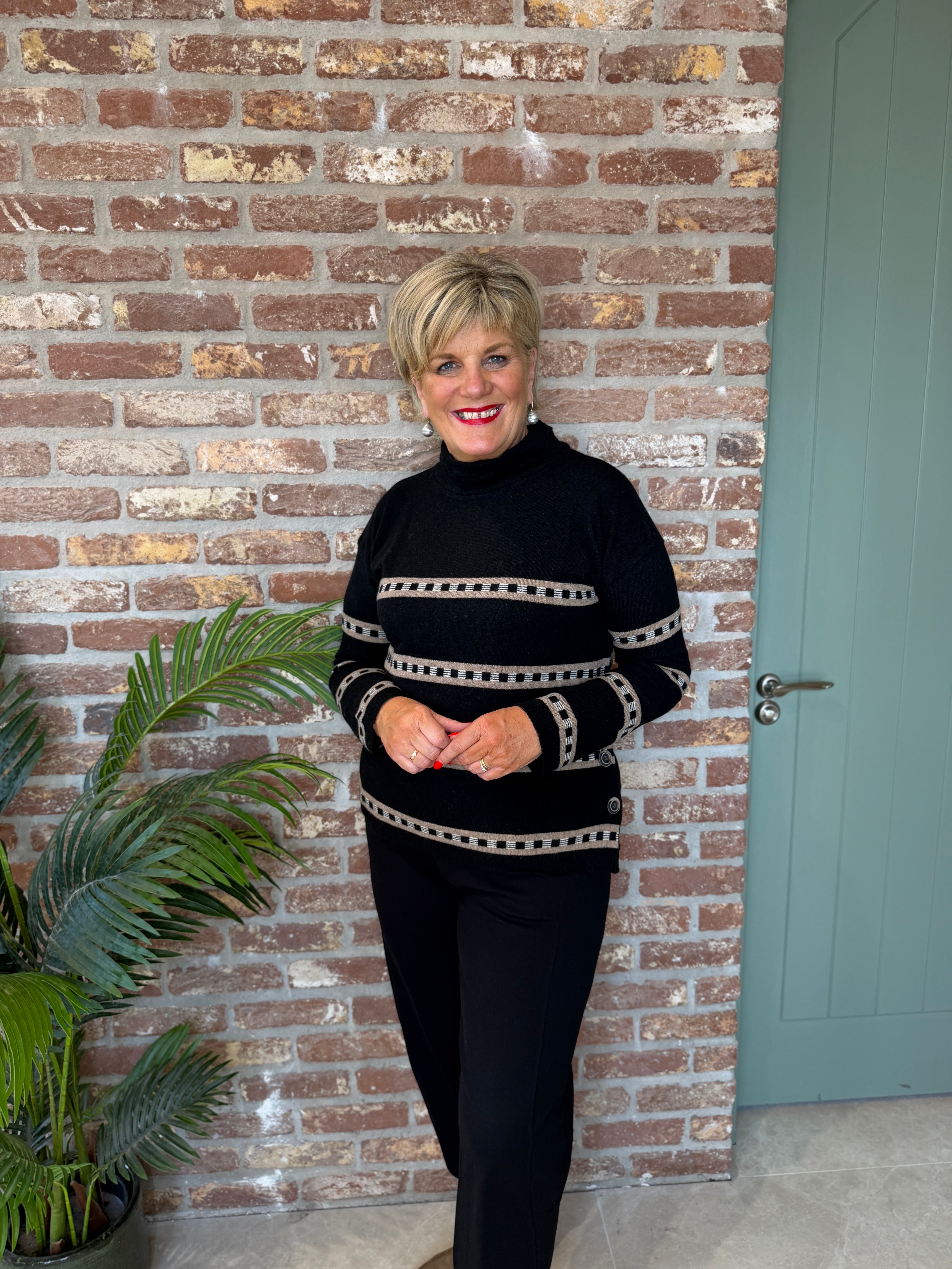 Stripe side button knit in black & stone