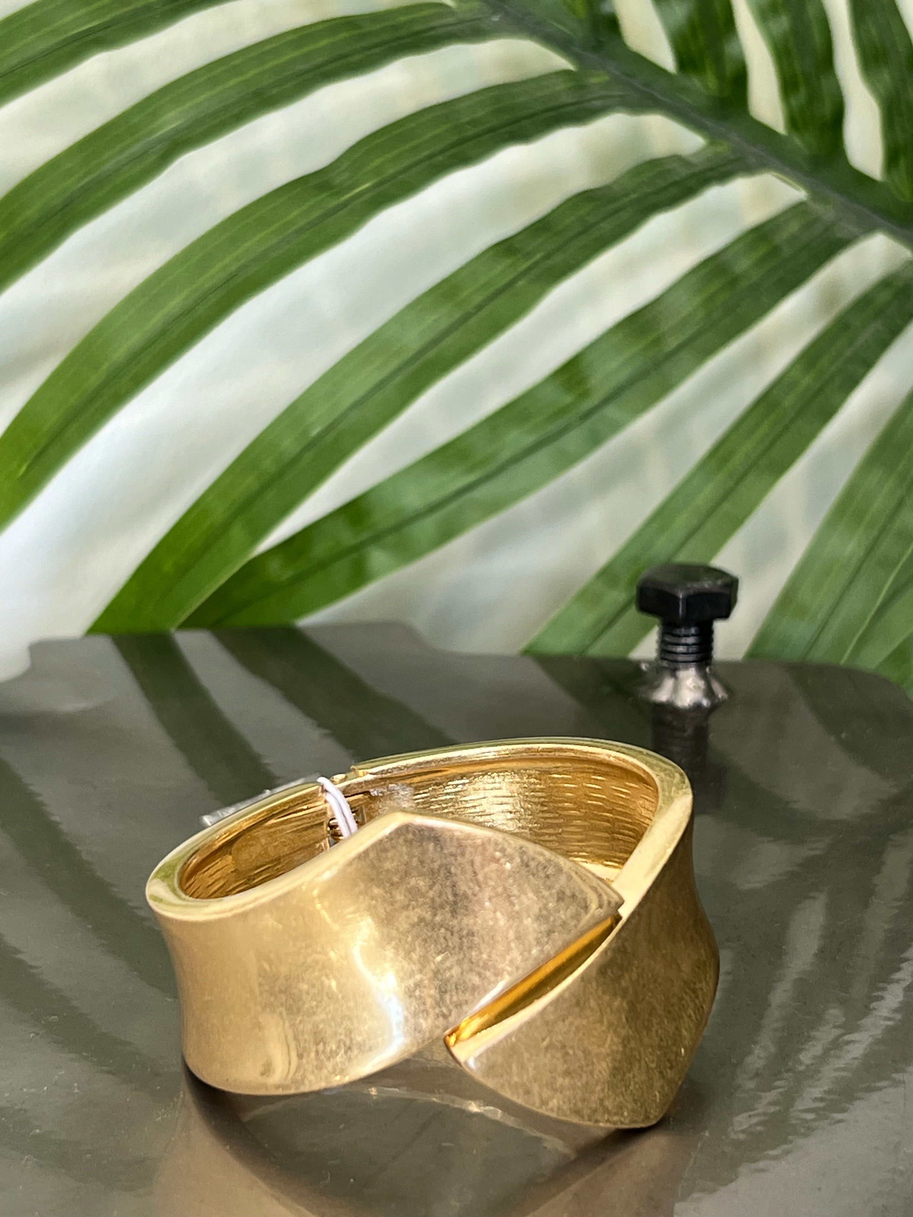 Eliza Gracious Hinged crossover bangle In Gold