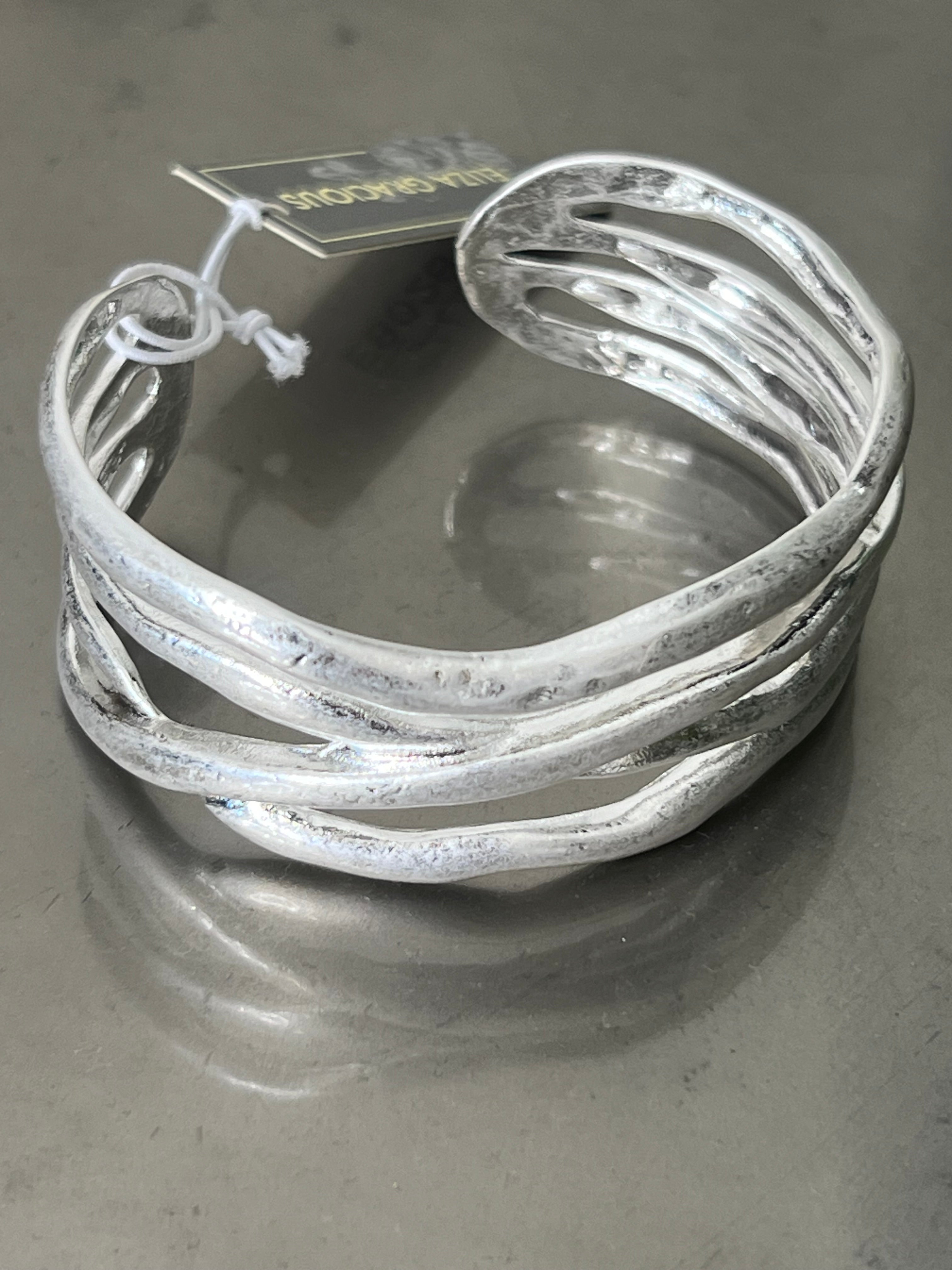 Eliza Gracious Wave Bangle In Silver