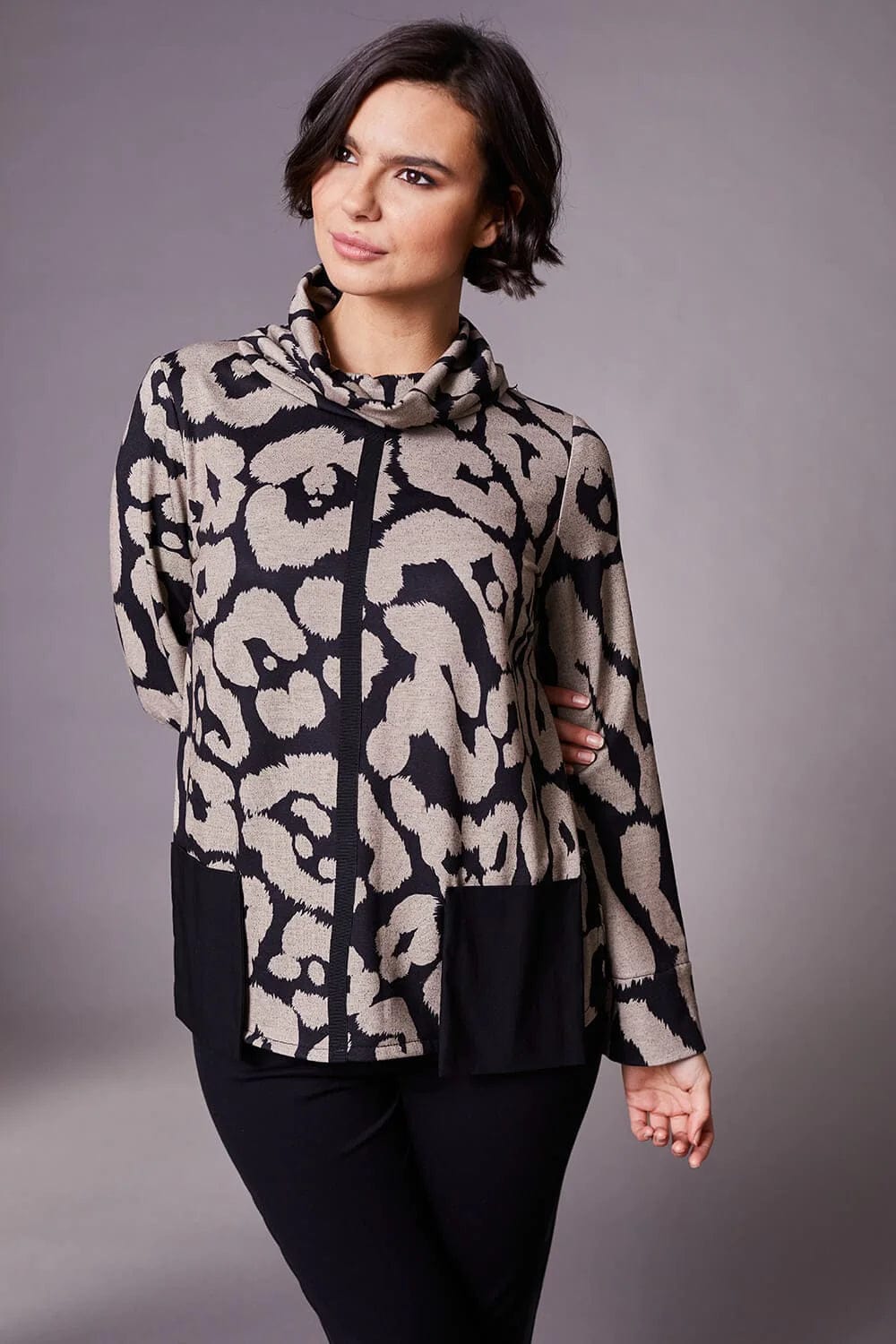 Peruzzi Print Pocket Top In Black/Taupe - Crabtree Cottage